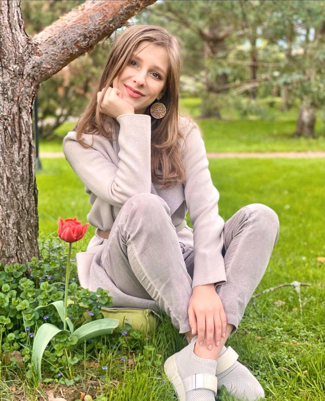 Роковая красотка! Беременная Лиза Арзамасова приняла участие в откровенной фотосессии