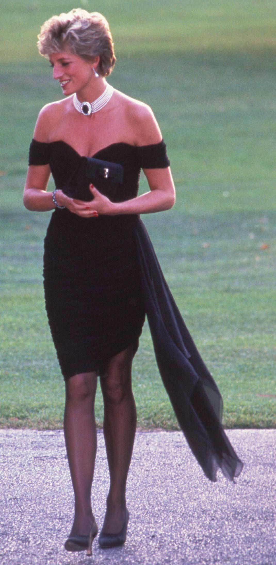 Принцесса Диана в черном платье
