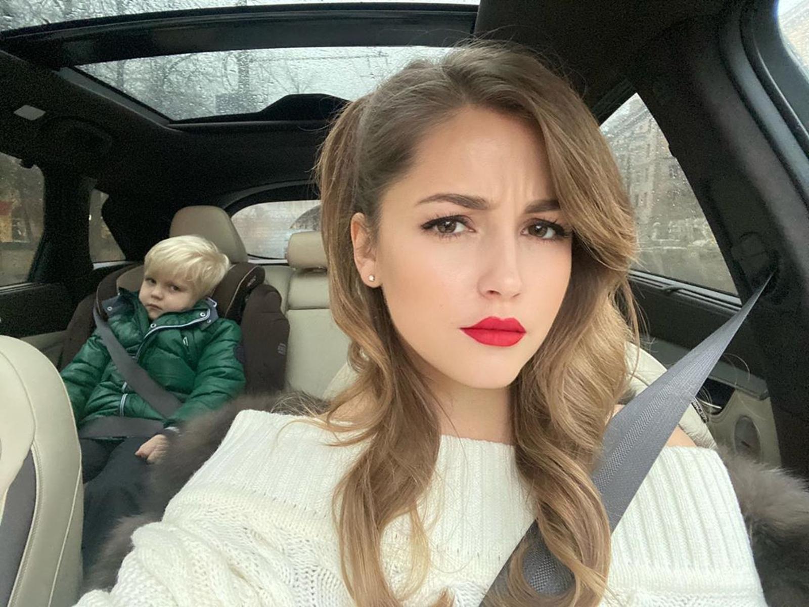 Анна Михайловская с сыном в машине
