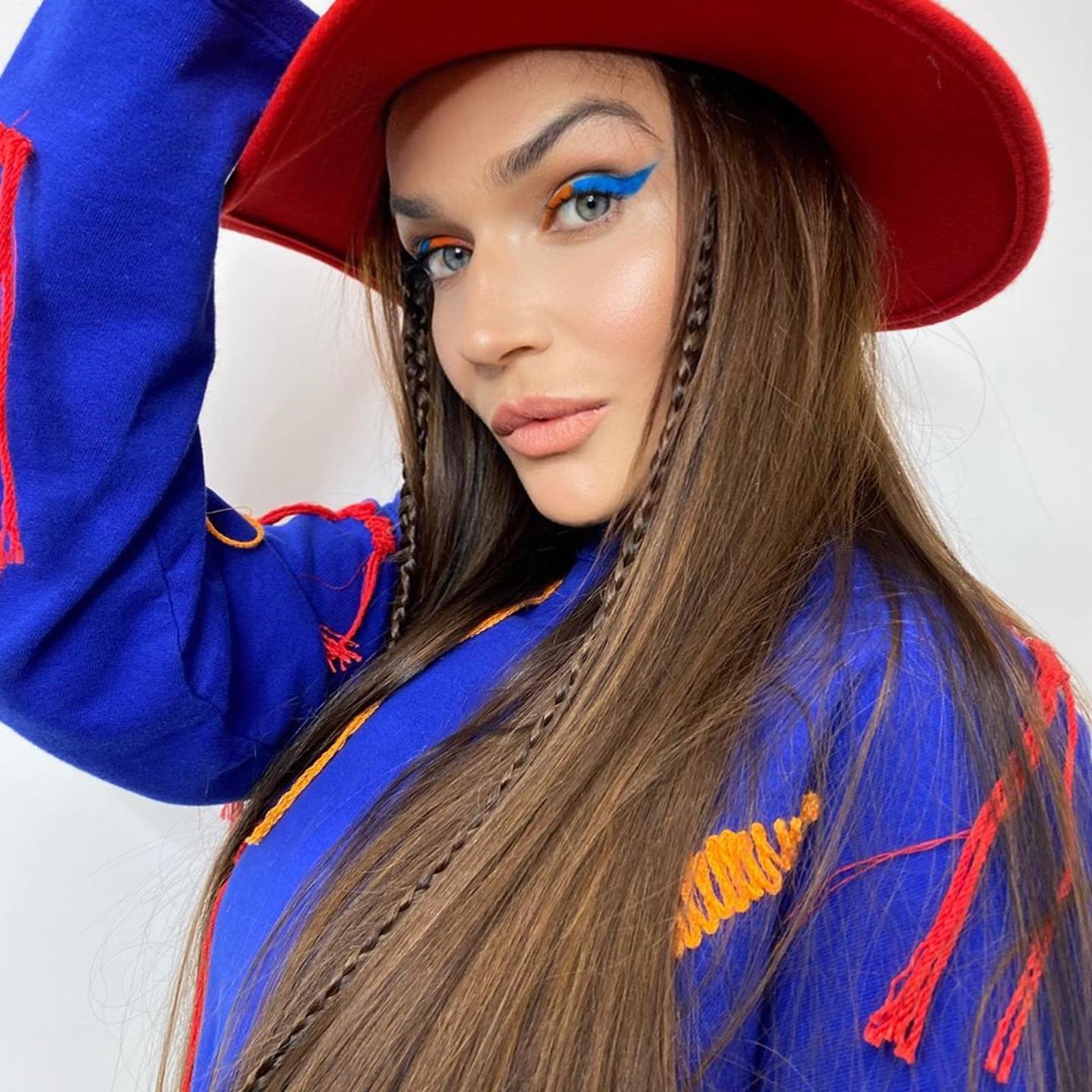 Алена Водонаева в шляпе