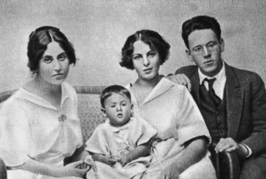 Самуил Маршак с женой и дочерью