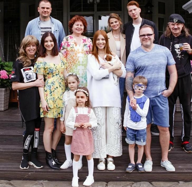 Наталья Подольская с мужем и семьей