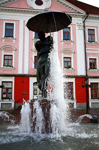 Памятник-фонтан "Целующиеся студенты" на Ратушной площади г.Тарту(Эстония).
Этот памятник символ города,как известно Тарту -студенческий город. Nikusjka
