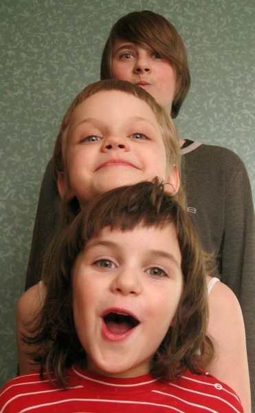 Детей у меня четверо, тут трое младших.
Сын Николай и дочери -- Анастасия и Ольга...) levitan ( ЛРК "Гаврила в 21 веке" )