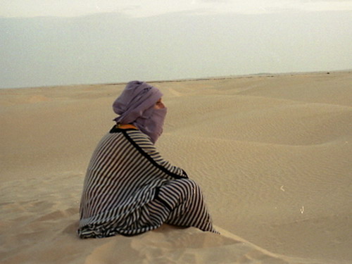 Вот так тунисские берберы-кочевники предавались мыслям о вечном на закате дня в самом сердце Сахары. Просторный, не сковывающий движений халат и тюрбан, закрывающий лицо от песка-все что нужно путнику в дороге... tutya
