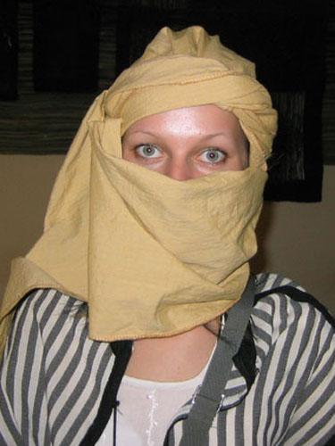 Национальный костюм тунисского араба-кочевника. Халат служит защитой от солнца днем и подстилкой-покрывалом ночью, а головной убор, сделанный из куска домотканного материала, позволяет закрывать рот и нос во время песчанной бури. фитюлька