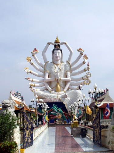 Cтатуя сидящего в центре пруда Будды с 18 руками.Таиланд о. Самуи. Возле ХРАМа ПЛАЙ ЛАЕМ. лосёнок