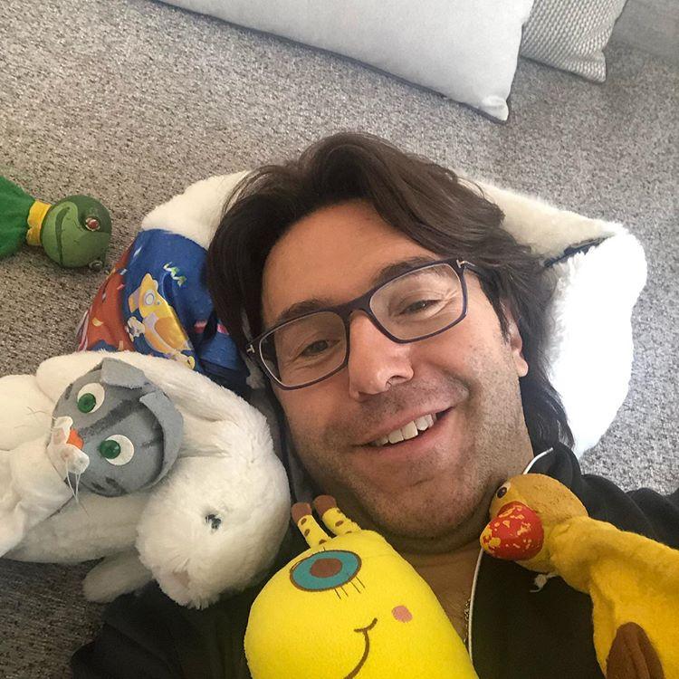Телеведущий Андрей Малахов с игрушками