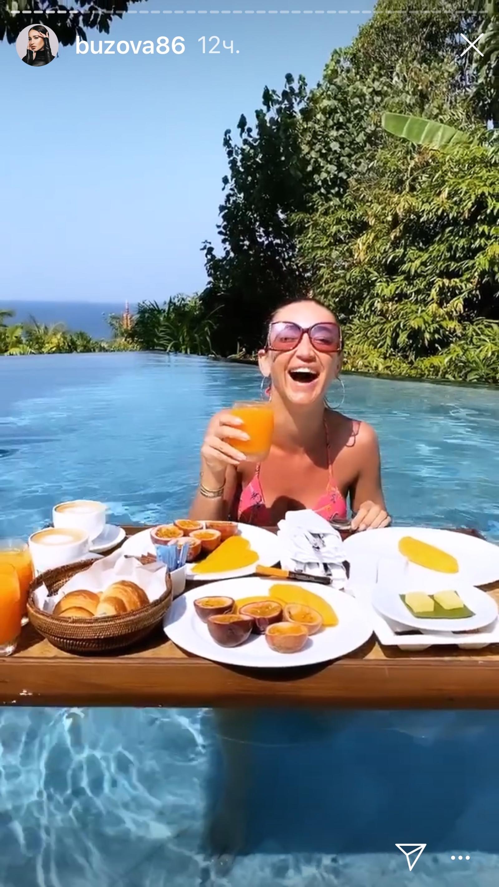 Ольга Бузова завтракает в бассейне