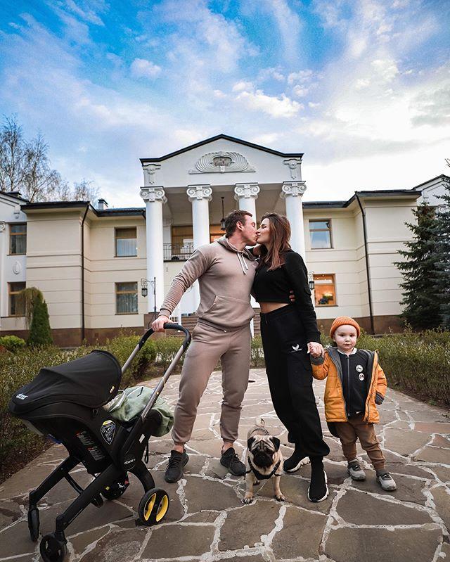 На каникулы в дом ужасов: куда пропала известный блогер Nadin Serovski вместе с семьей?