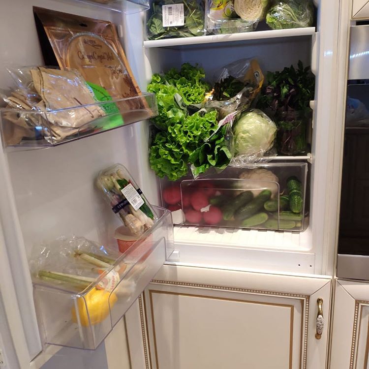 Очень скучный холодильник: Анастасия Волочкова показала, чем питается