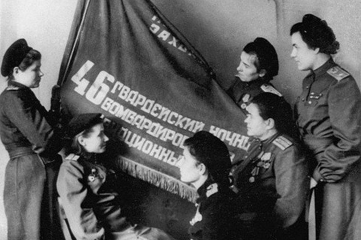 Инициатором создания женского летного полка была прославленная советская летчица Марина Раскова