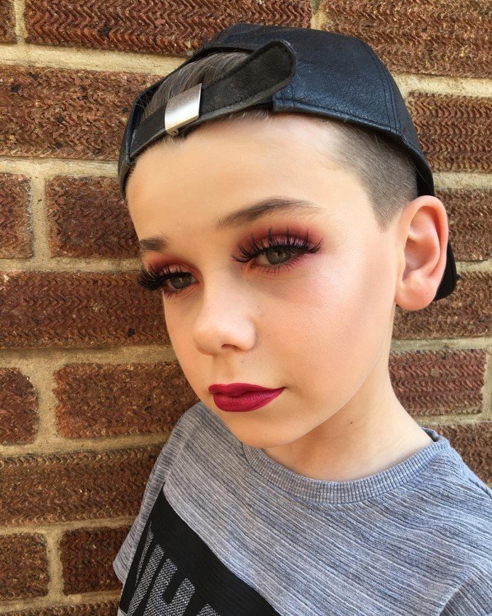 10 летний мальчик делает макияж thumbnail