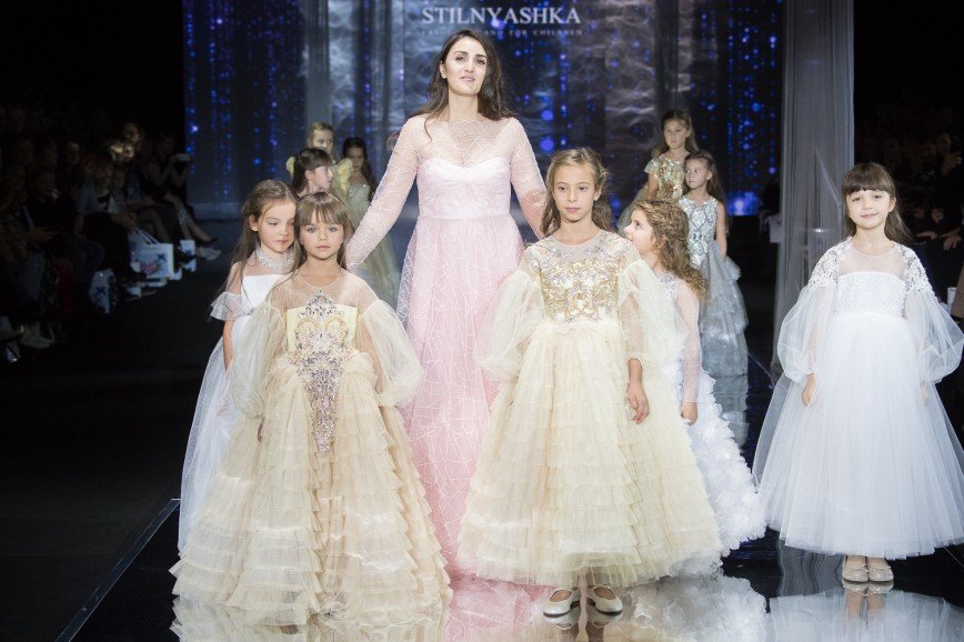Самая красивая девочка в мире Настя Князева вышла на подиум в финале модного показа