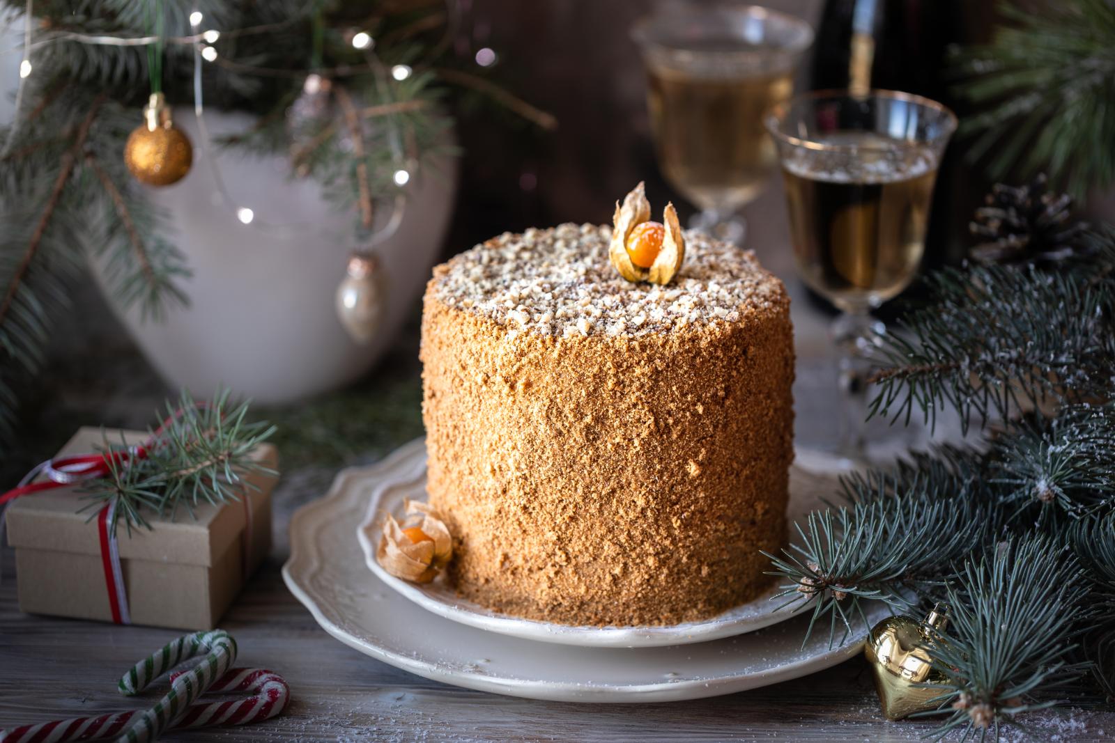 Медовик, чизкейк и торт «Птичка»: что подать на десерт к новогоднему столу
