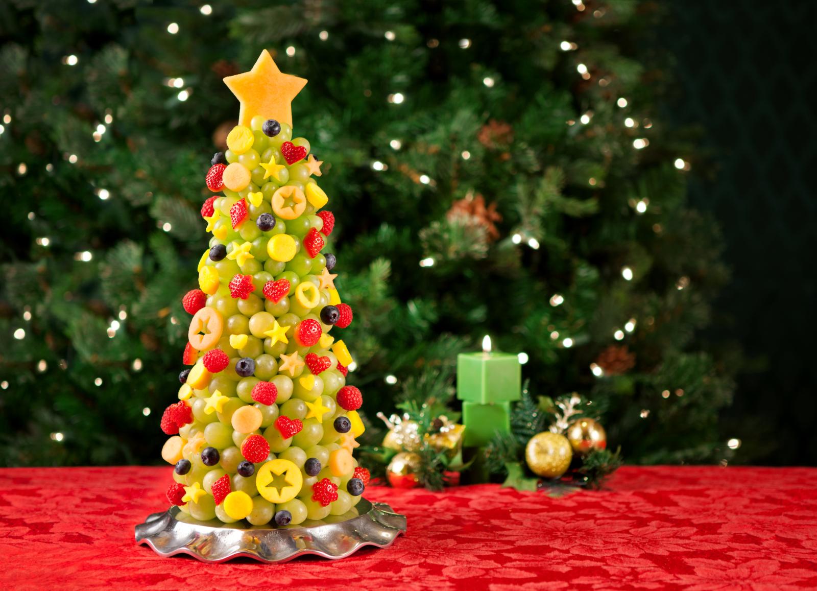 Как подать фрукты к новогоднему столу? В виде елки, конечно! Лайфхак от Раисы Алибековой: Украсить елочку можно веточками мяты. Такую фруктовую тарелку расхватают не только дети, но и взрослые, ведь она смотрится очень оригинально.