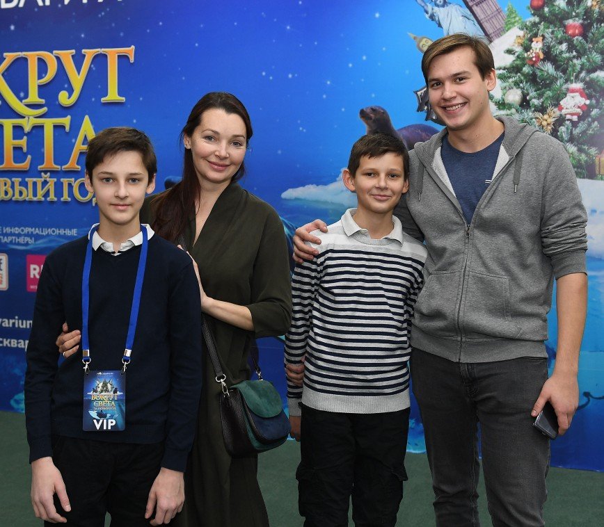 Наталья Антонова с сыновьями