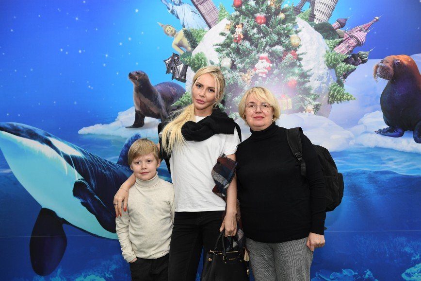 Маша Малиновская с сыном и мамой