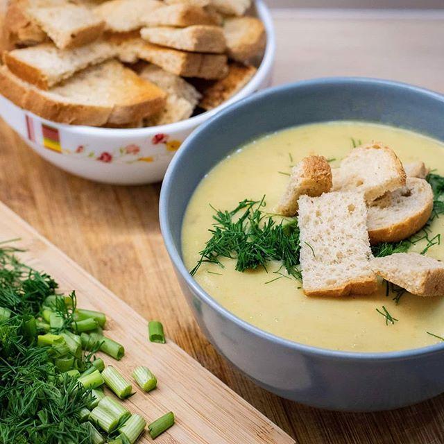 Лапша с плавленным сыром. Сырный суп с рыбой и плавленным сыром и луком порей. Крем суп сырный кабачками картинки.