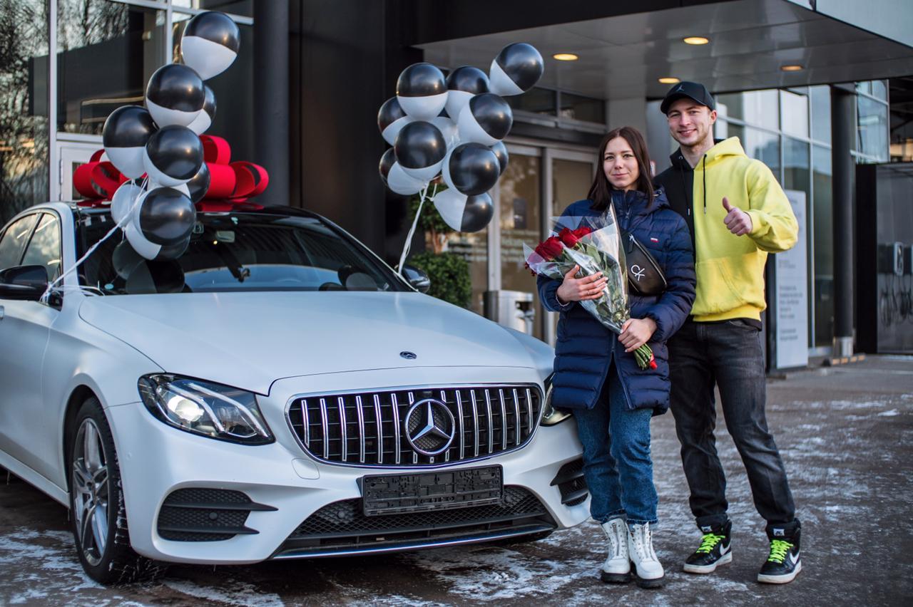 Самый популярный тиктокер в России подарил своей девушке машину за 4 000 000 рублей