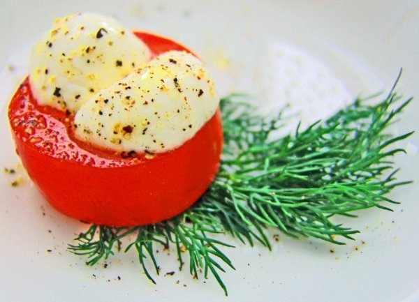 На кружок небольшого помидора положить кусок сыра «моцарелла», сверху полить оливковым маслом и добавить свежемолотый перец. Подавать с зеленью. Приятного аппетита!  МатильДа♐
