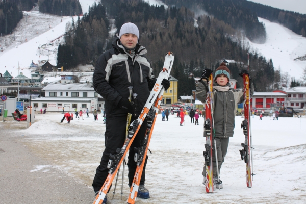 Мои мальчики на лыжах, а мы с дочкой пока только на санях))) камка