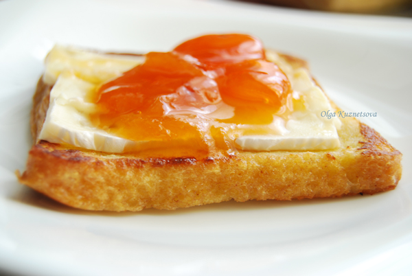 Французский тост с абрикосовым джемом и сыром бри