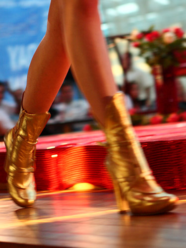 Новости с подиума - "золото" в ходу - гламурные ножки в золотых сапожках! :-) mama_paparazzi